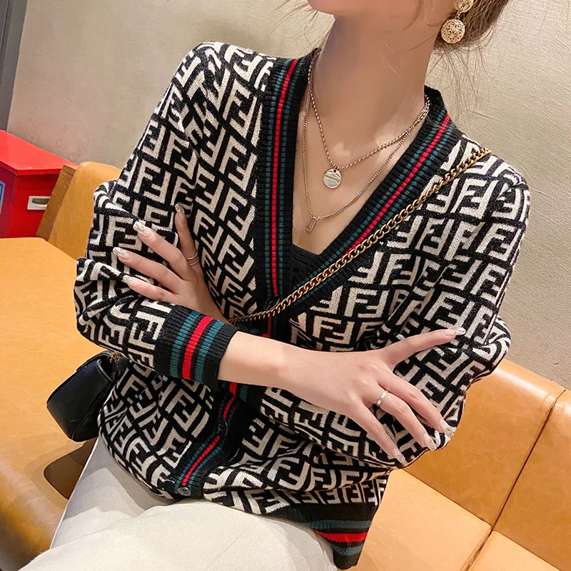 Luxury Designer Jacket Women V Neck Casual Sweater Knitted Slim Ladies Letter FF Vest Spring Autumn Splice Tops Brand Fashion
Luxury Designer Jacket Women V Neck Casual Sweater Knitted Slim Ladies Letter FF Vest Spring Autumn Splice Tops Brand Fashion