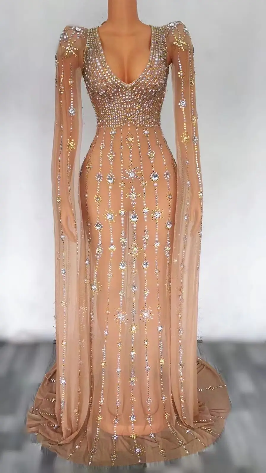 Новинка, блестящее прозрачное длинное платье с V-образным вырезом и жемчугом, Женский костюм с открытой спиной на свадьбу, день рождения, праздничная одежда
Новинка, блестящее прозрачное длинное платье с V-образным вырезом и жемчугом, Женский костюм с открытой спиной на свадьбу, день рождения, праздничная одежда