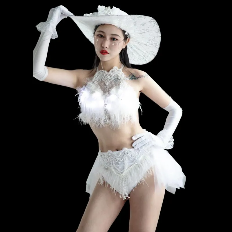 Sexy Stage Electric Music Festival LED Luminous Dance Costume White Feather Beading Bikini Nightclub Bar DJ Pole Dance Outfit
Sexy Stage Electric Music Festival LED Luminous Dance Costume White Feather Beading Bikini Nightclub Bar DJ Pole Dance Outfit