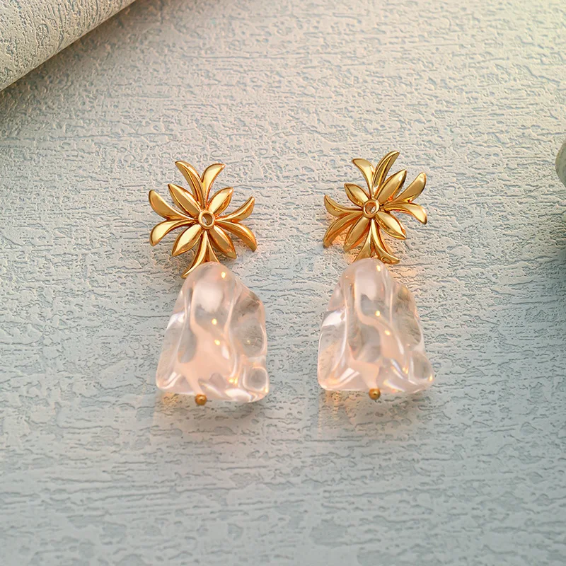 French new retro metal sun flower earrings ins high-end luxury transparent geometric pendant elegant women fine jewelry
French new retro metal sun flower earrings ins high-end luxury transparent geometric pendant elegant women fine jewelry