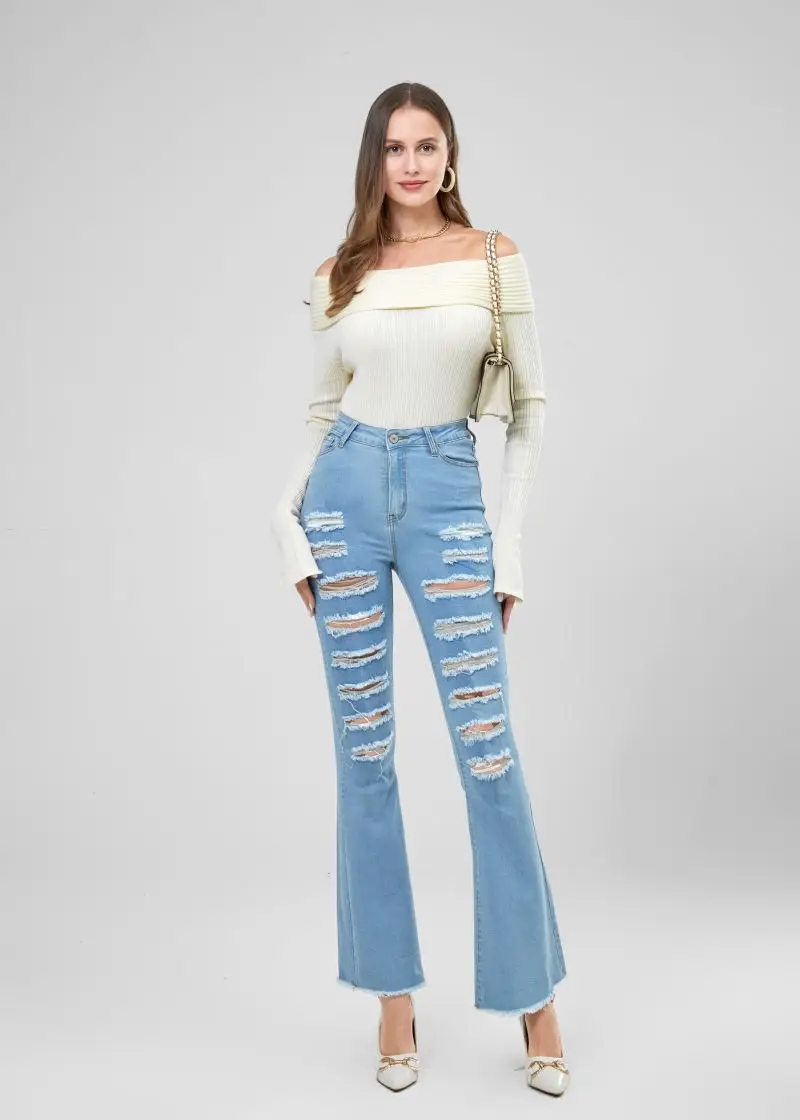 European and American ladies piercing holes and washing water for old flared jeans
European and American ladies piercing holes and washing water for old flared jeans