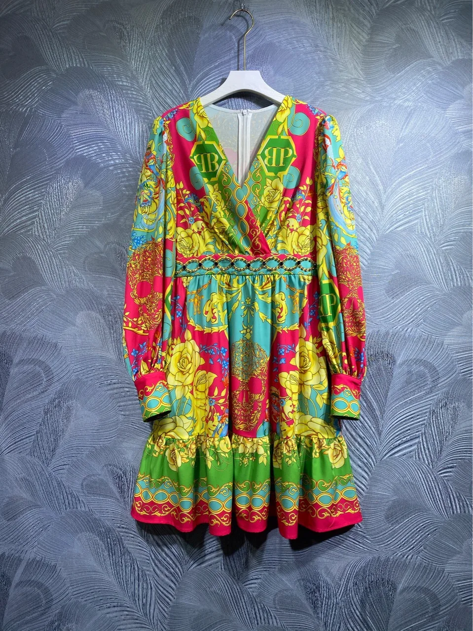 Handmade Diamonds Beading Floral Print Women Dress Lantern Sleeves V-Neck Sexy Retro Elegant Ball Gown Dresses Vestidos
Handmade Diamonds Beading Floral Print Women Dress Lantern Sleeves V-Neck Sexy Retro Elegant Ball Gown Dresses Vestidos