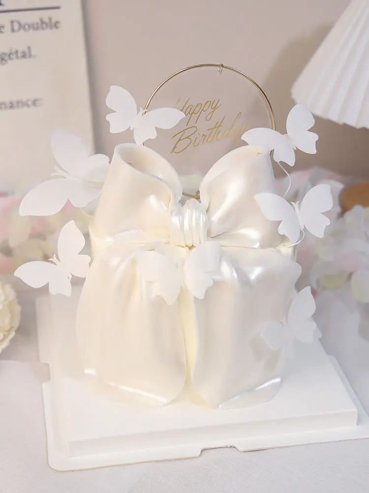 Украшение для торта в виде белой бабочки 
Украшение для торта в виде белой бабочки