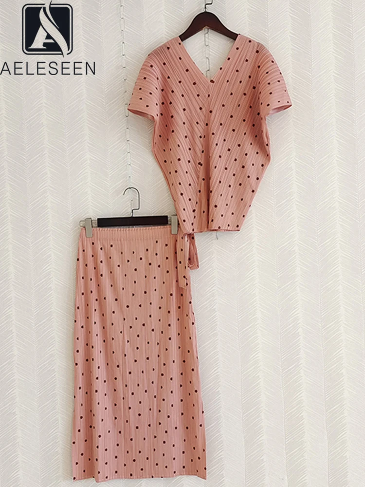 AELESEEN Pleated Polka Dots Suit 2022 Summer Designer Fashion V-Neck Top + Elastic Waist Skirt Creamy White Pink Women Set
AELESEEN Pleated Polka Dots Suit 2022 Summer Designer Fashion V-Neck Top + Elastic Waist Skirt Creamy White Pink Women Set