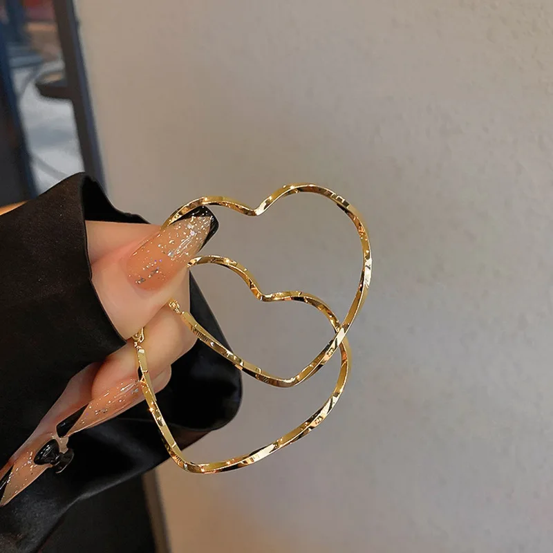 2022 New Simple Big Heart Hoop Earrings For Women Fashion Elegant Geometric Shiny Earrings Wedding Party Jewelry Bijoux
2022 New Simple Big Heart Hoop Earrings For Women Fashion Elegant Geometric Shiny Earrings Wedding Party Jewelry Bijoux