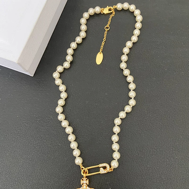 2023 New In Saturn Necklace for Women Pearl Brooch Chain for Women Dazzling Padlock Top Brand Designer Style Gift Free Shipping
2023 New In Saturn Necklace for Women Pearl Brooch Chain for Women Dazzling Padlock Top Brand Designer Style Gift Free Shipping