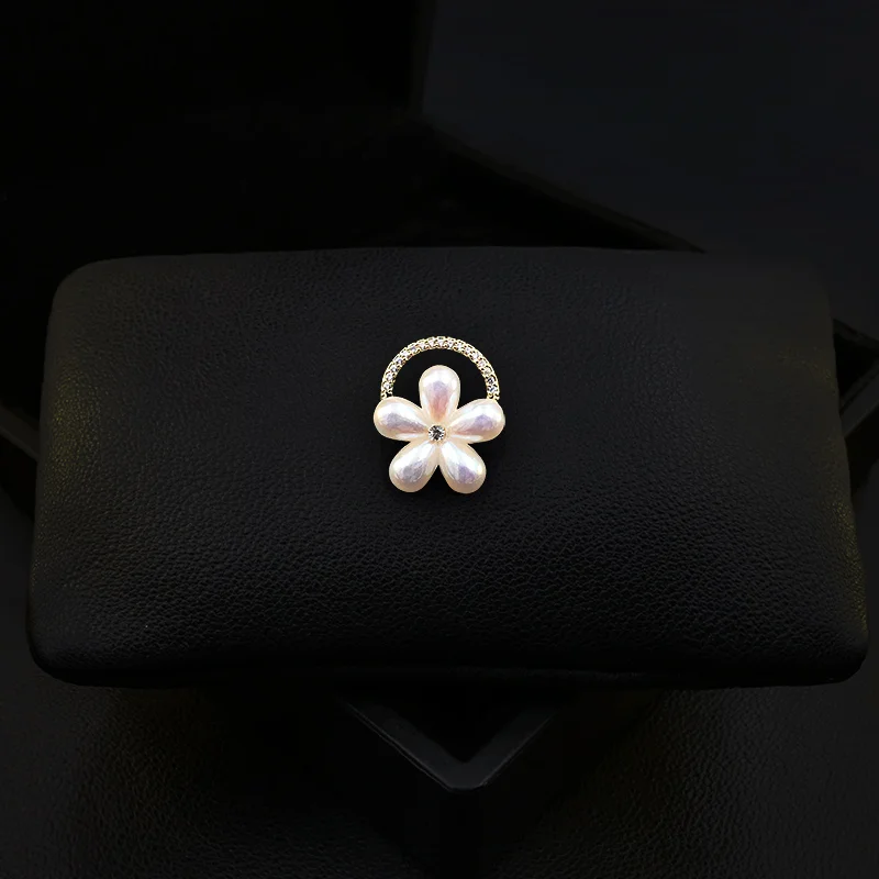 Mini V-neck Anti-Exposure Small Flower Brooch Women's Neckline Corsage Exquisite High-End Cute Collar Pin Fixed Buckle Jewelry
Mini V-neck Anti-Exposure Small Flower Brooch Women's Neckline Corsage Exquisite High-End Cute Collar Pin Fixed Buckle Jewelry