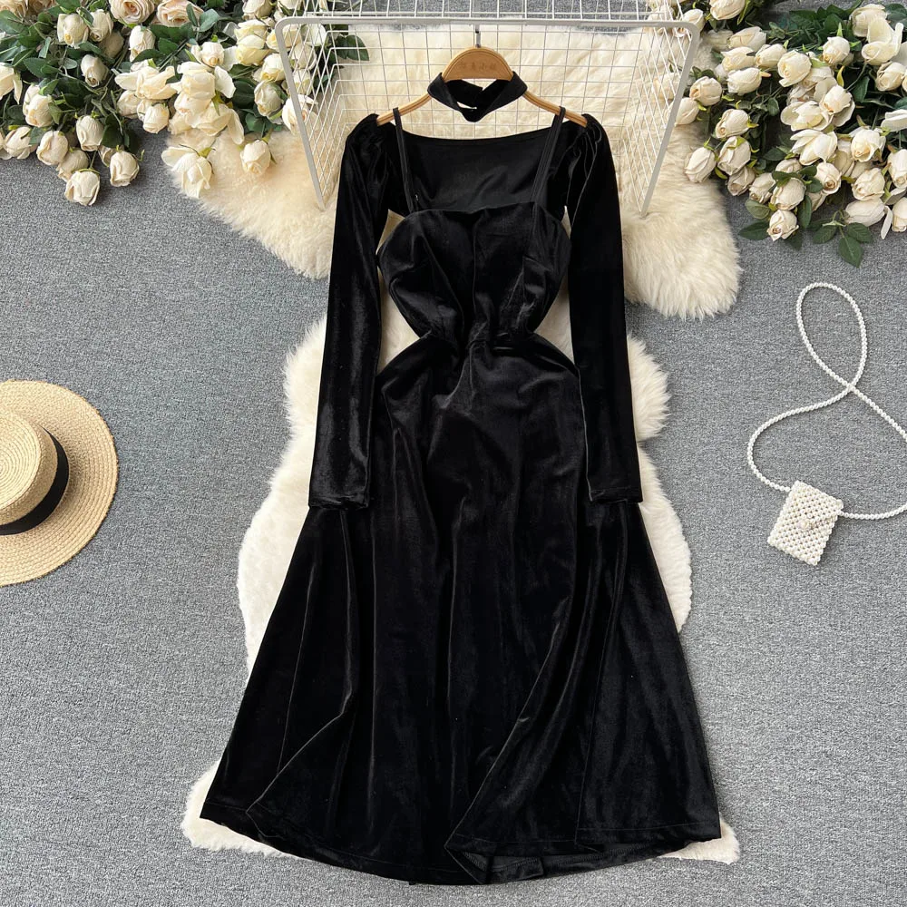 Autumn and Winter New Design Sense Short Section Long-sleeved Blouse + Black Velvet Halter Dress Two-piece Suit
Autumn and Winter New Design Sense Short Section Long-sleeved Blouse + Black Velvet Halter Dress Two-piece Suit