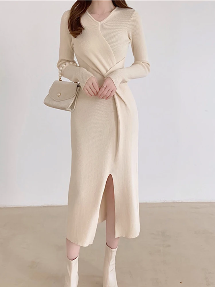 Женское трикотажное платье-свитер с длинным рукавом и V-образным вырезом 
Женское трикотажное платье-свитер с длинным рукавом и V-образным вырезом