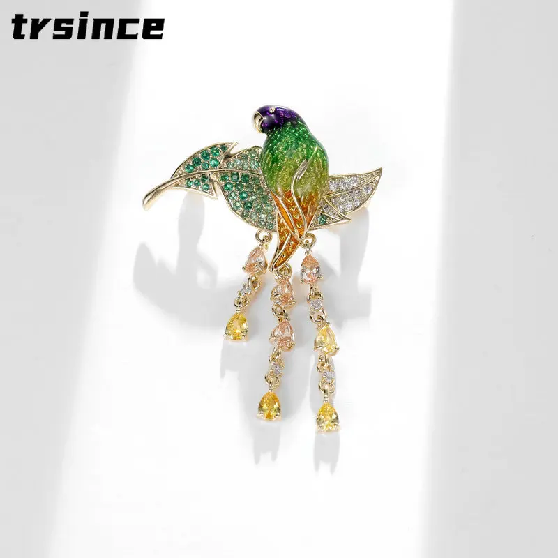 Green Leaf Bird Luxury Rhinestone Brooch Pin Shiny Pendant Crystal Parrot Corsage Fashion Animal Badges Pins Jewelry for Lady
Green Leaf Bird Luxury Rhinestone Brooch Pin Shiny Pendant Crystal Parrot Corsage Fashion Animal Badges Pins Jewelry for Lady