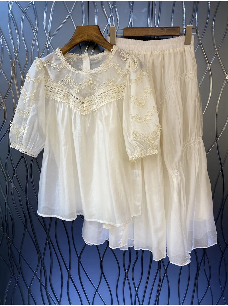 Женский комплект из двух предметов, кружевная блузка с вышивкой и юбка до середины икры с поясом на резинке, лето 2023
Женский комплект из двух предметов, кружевная блузка с вышивкой и юбка до середины икры с поясом на резинке, лето 2023