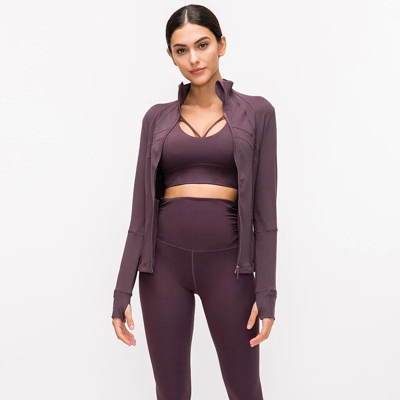 Нейлоновая эластичная спортивная куртка с длинным рукавом и молнией 
Нейлоновая эластичная спортивная куртка с длинным рукавом и молнией