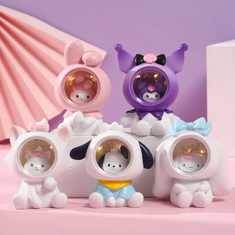 Kawaii Kuromi My Melody Cinnamoroll мультяшная Кукла Смола Настольный ночсветильник аниме Sanrioed девушка сердце окружающий свет подарок для девочки
Kawaii Kuromi My Melody Cinnamoroll мультяшная Кукла Смола Настольный ночсветильник аниме Sanrioed девушка сердце окружающий свет подарок для девочки