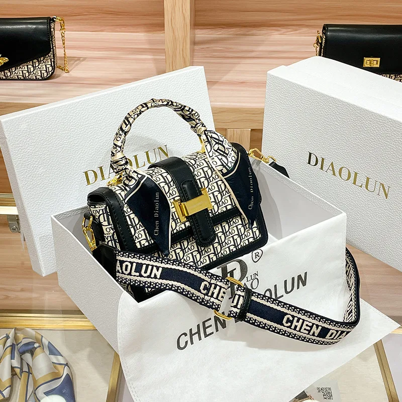 Luxury Brand Letter Small Square Bag Women's Handbag 2023 New Embroidered Versatile Purse Single Shoulder Satchels Sac
Luxury Brand Letter Small Square Bag Women's Handbag 2023 New Embroidered Versatile Purse Single Shoulder Satchels Sac