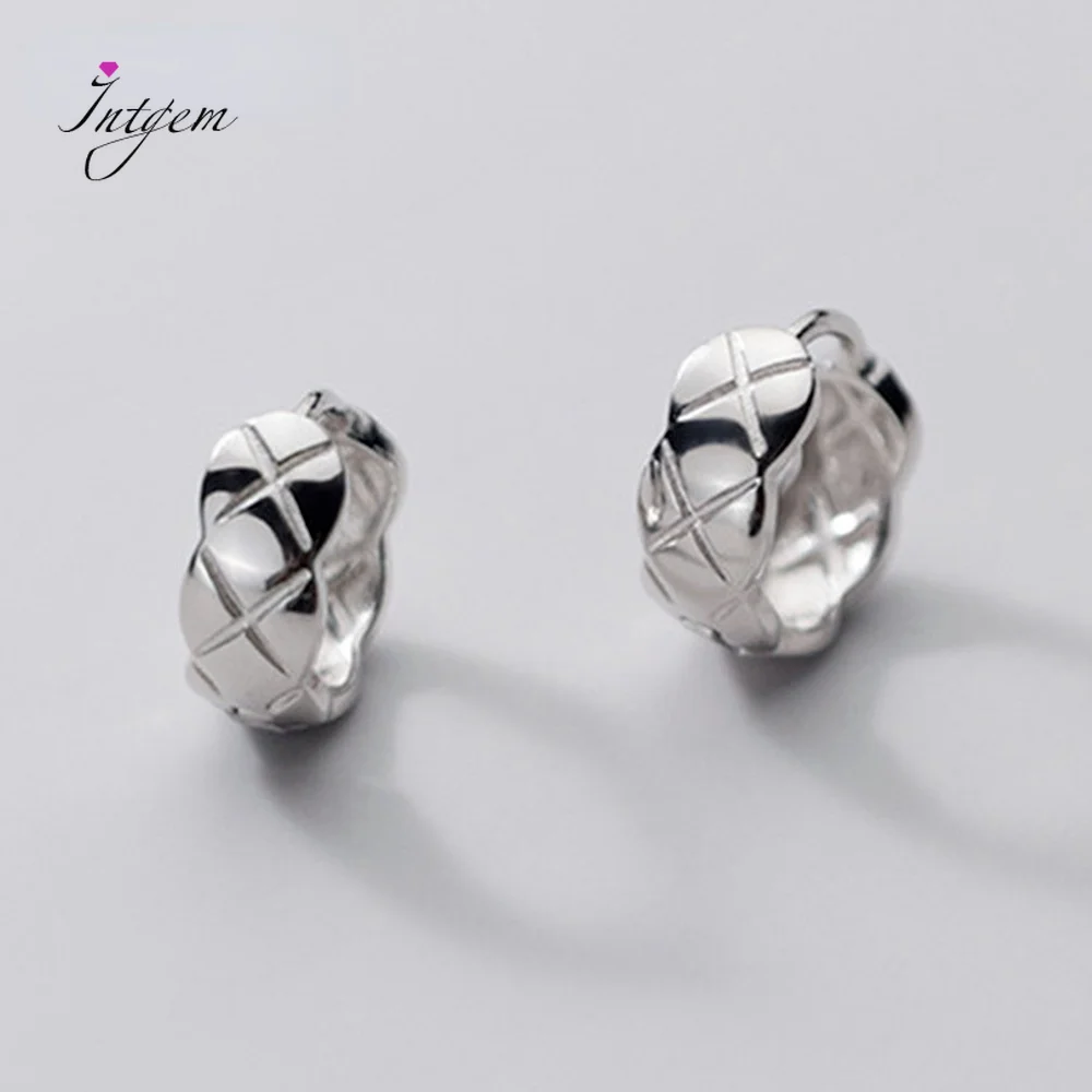 100% 925 Sterling Silver Earrings Simple Temperament Wide Plaid Hoop Earrings Fashion Ear Jewelry Gifts for Women Wholesale
100% 925 Sterling Silver Earrings Simple Temperament Wide Plaid Hoop Earrings Fashion Ear Jewelry Gifts for Women Wholesale