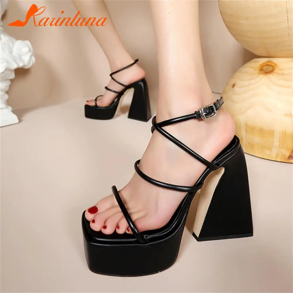 Big Size 35-43 New Arrival Women Sandals 2022 Microfiber Strange High Heels Platform Buckle Strap Lady Sandals Sexy Party Club
Big Size 35-43 New Arrival Women Sandals 2022 Microfiber Strange High Heels Platform Buckle Strap Lady Sandals Sexy Party Club