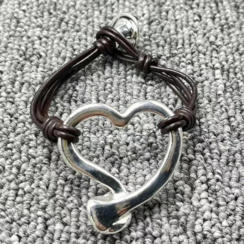 Brand New European and American Fashion Electroplated 925 Silver Knot Heart Simple Bracelet Gift
Brand New European and American Fashion Electroplated 925 Silver Knot Heart Simple Bracelet Gift