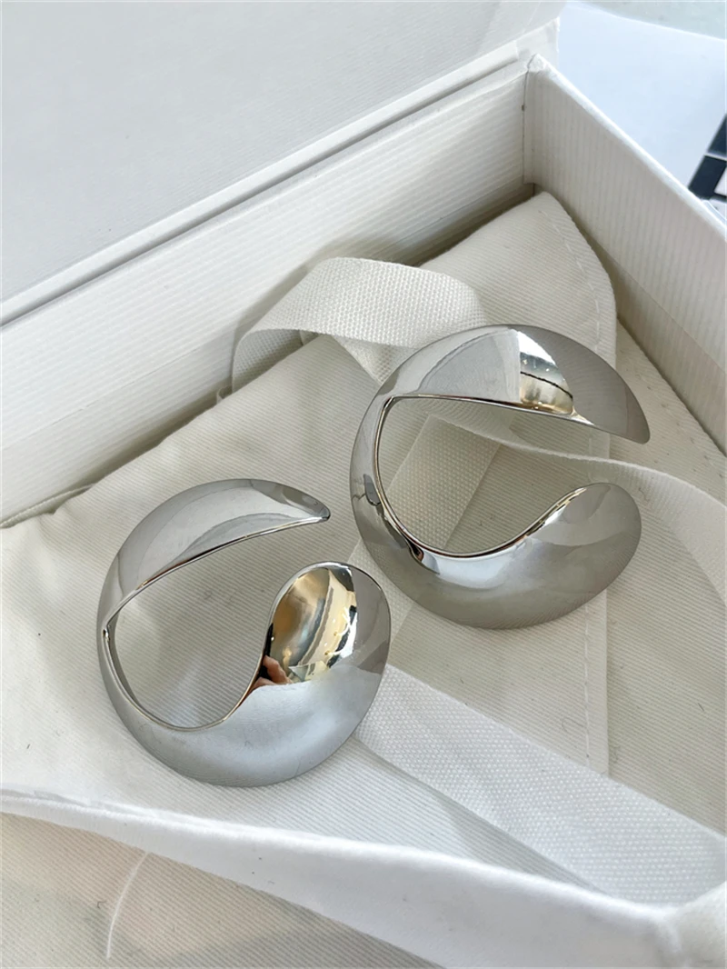 Серьги-гвоздики большого размера серебряного цвета, простые толстые круглые металлические серьги с отверстиями для женщин, украшения в сти...
Серьги-гвоздики большого размера серебряного цвета, простые толстые круглые металлические серьги с отверстиями для женщин, украшения в сти...