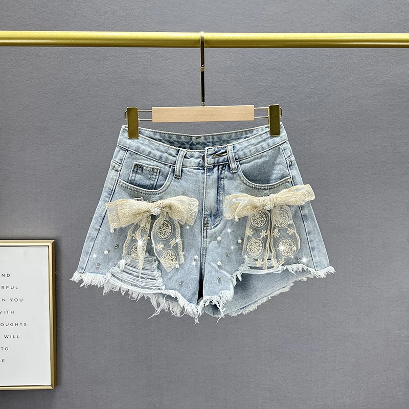 Женские джинсовые шорты с бисером, лето 2023, новые рваные кружевные популярные брюки со стразами и бантом, модные женские шорты
Женские джинсовые шорты с бисером, лето 2023, новые рваные кружевные популярные брюки со стразами и бантом, модные женские шорты