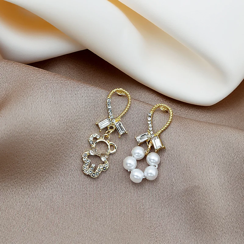 U-Magical Exquisite Asymmetry Hollow Gold Bear Rhinestone Drop Earring for Women Faux Pearl Beaded Metal Earring Jewellery
U-Magical Exquisite Asymmetry Hollow Gold Bear Rhinestone Drop Earring for Women Faux Pearl Beaded Metal Earring Jewellery