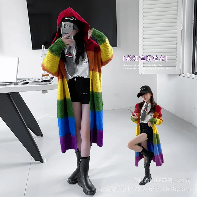 Пальто в радужную полоску для девочек, осень 2022, новая модная трендовая куртка средней длины, свитер
Пальто в радужную полоску для девочек, осень 2022, новая модная трендовая куртка средней длины, свитер