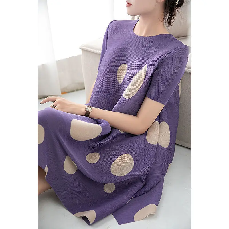 Wave point dress female 2022 summer new fashion temperament large size long skirt pleated round neck loose thin dress female
Wave point dress female 2022 summer new fashion temperament large size long skirt pleated round neck loose thin dress female