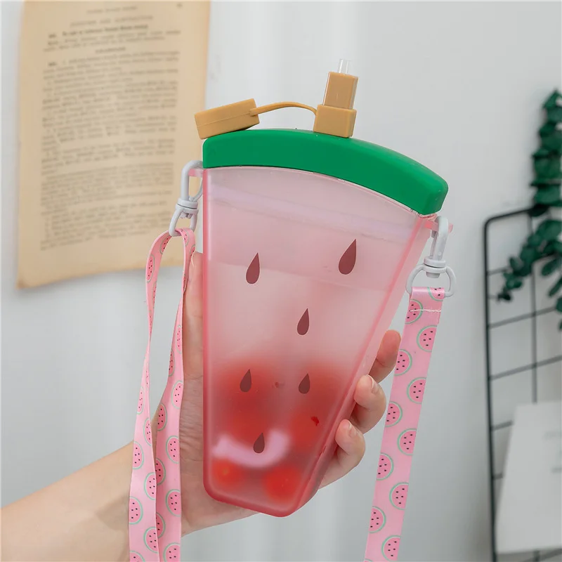 Бесплатная чашка для питьевой воды BPA, детская пластиковая бутылка для воды в форме арбуза, с ремешком
Бесплатная чашка для питьевой воды BPA, детская пластиковая бутылка для воды в форме арбуза, с ремешком