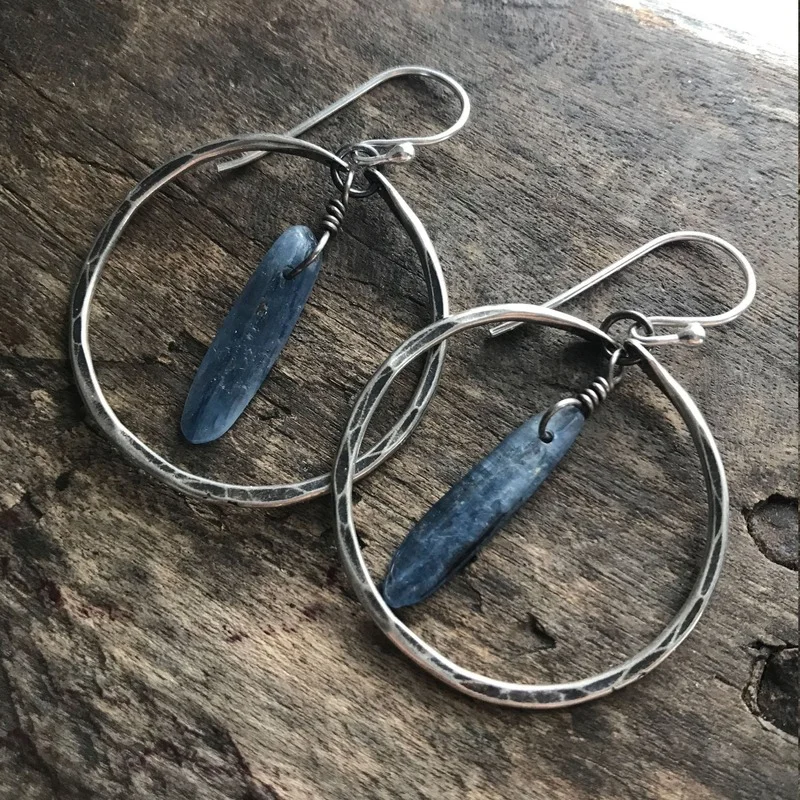 Fashion Classic Hammered Big Silver Color Hoop Earrings Retro Creative Olive-shaped Lapis Lazuli Earrings
Fashion Classic Hammered Big Silver Color Hoop Earrings Retro Creative Olive-shaped Lapis Lazuli Earrings