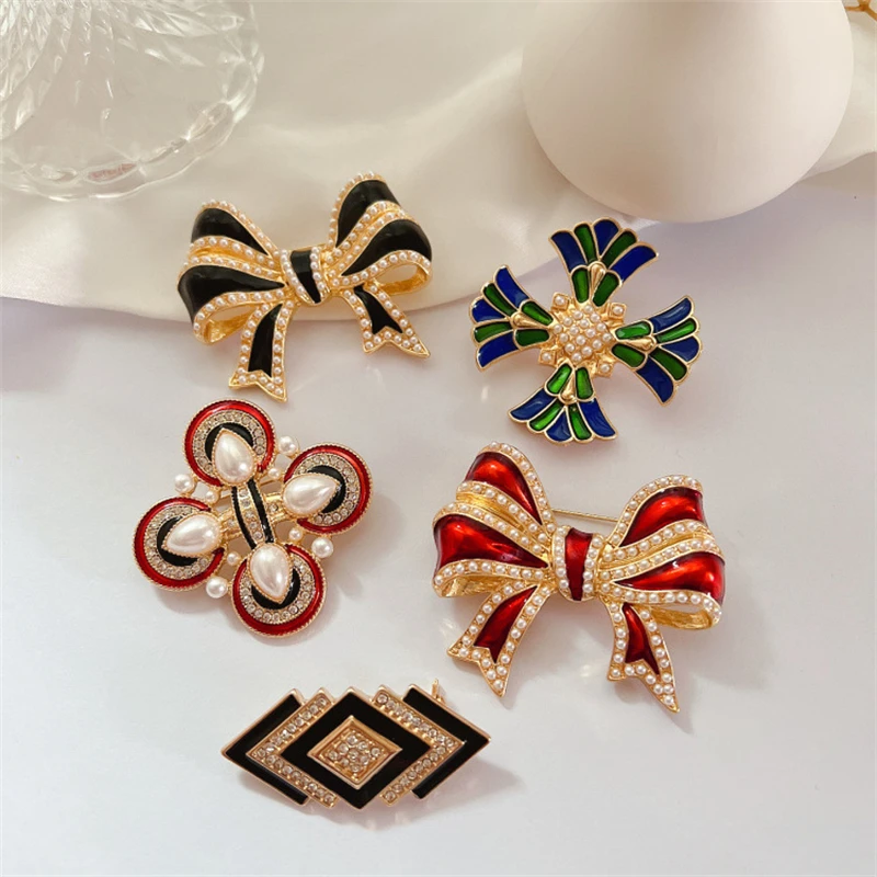 

Vintage French Small Fragrant Bow Brooches Dripping Glazed Enamel Pearl Brooch for Women Men Coat Clothing Corsage Pin Badge