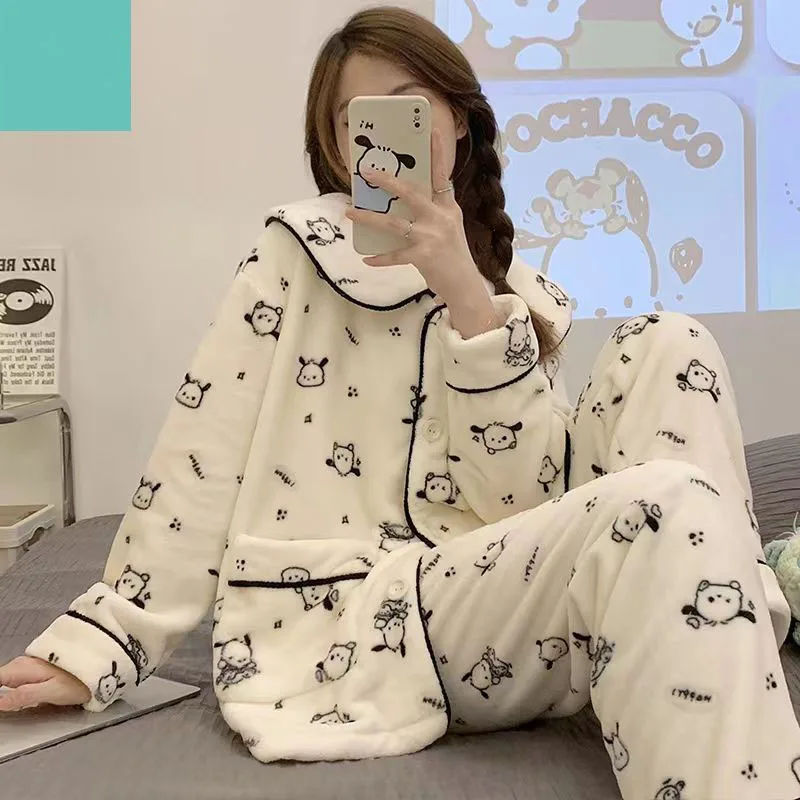 Кавайная Пижама Sanrio Pachacco Коралловая флисовая Пижама мультяшная плюшевая Домашняя одежда теплая Повседневная одежда подарок для девочек
Кавайная Пижама Sanrio Pachacco Коралловая флисовая Пижама мультяшная плюшевая Домашняя одежда теплая Повседневная одежда подарок для девочек