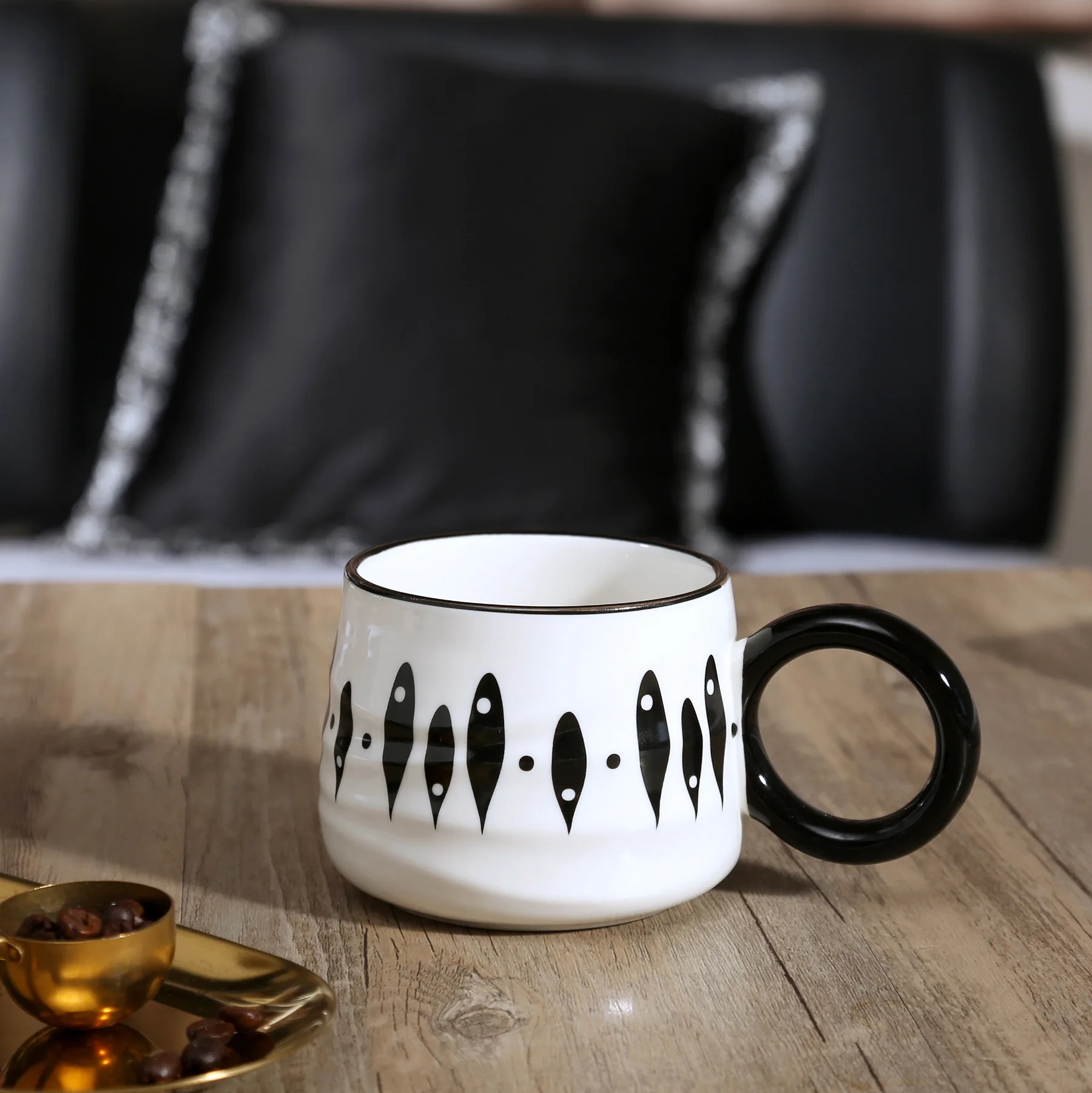 Черно-белая керамическая кружка-шахматная доска
Черно-белая керамическая кружка-шахматная доска