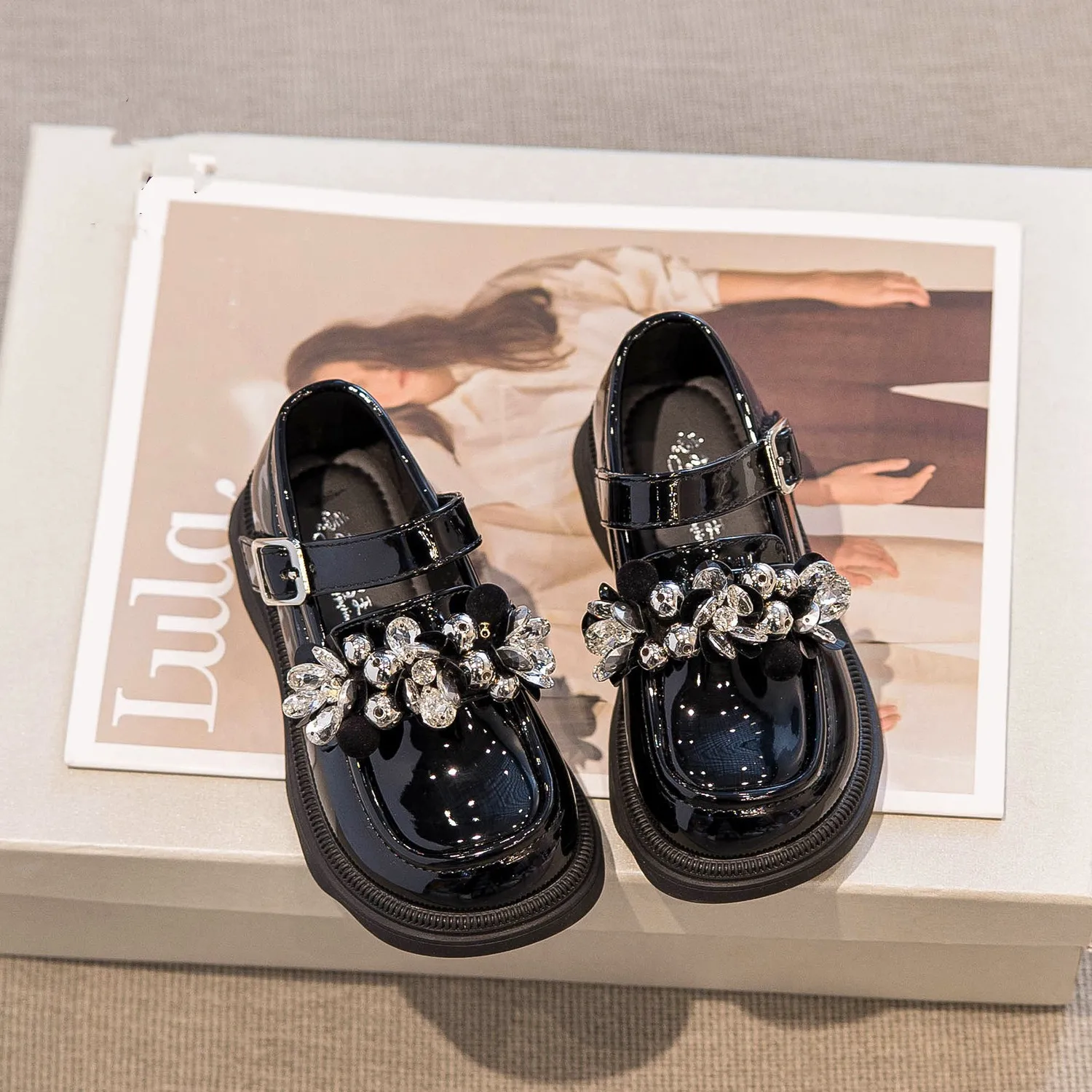 Кожаные туфли для девочек, Новинка весна-осень 2023, универсальные Нескользящие Модные Повседневные туфли принцессы на липучке с кристаллами для выступлений
Кожаные туфли для девочек, Новинка весна-осень 2023, универсальные Нескользящие Модные Повседневные туфли принцессы на липучке с кристаллами для выступлений