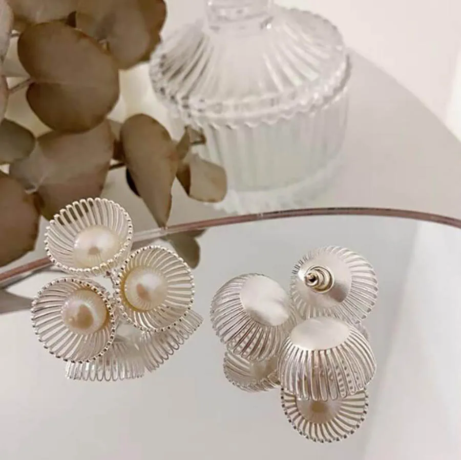 new art style three flower hollow natural pearl earrings for women ins designer metal wind chimes ethnic elegant jewelry
new art style three flower hollow natural pearl earrings for women ins designer metal wind chimes ethnic elegant jewelry