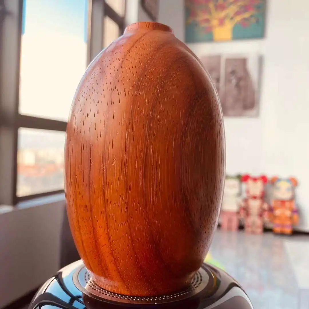 The size of the red rosewood wood vase is 18x8x8cm with a bottle mouth that can be inserted with flowers
The size of the red rosewood wood vase is 18x8x8cm with a bottle mouth that can be inserted with flowers