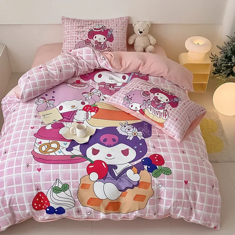 

Постельное белье Sanrioed Kuromi Cinnamoroll, набор из четырех предметов, мягкое бархатное утолщенное стеганое одеяло, простыня, наволочка, кавайное украшение для комнаты для девочек