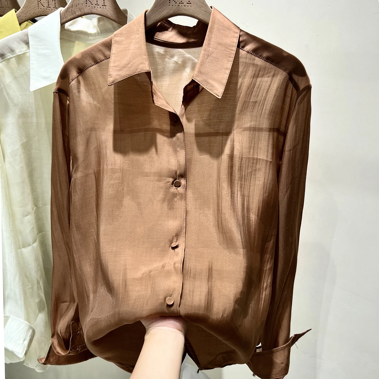 European POLO neck silk cotton shirt women's long-sleeved 2023 early spring new coat loose caramel top fashion
European POLO neck silk cotton shirt women's long-sleeved 2023 early spring new coat loose caramel top fashion