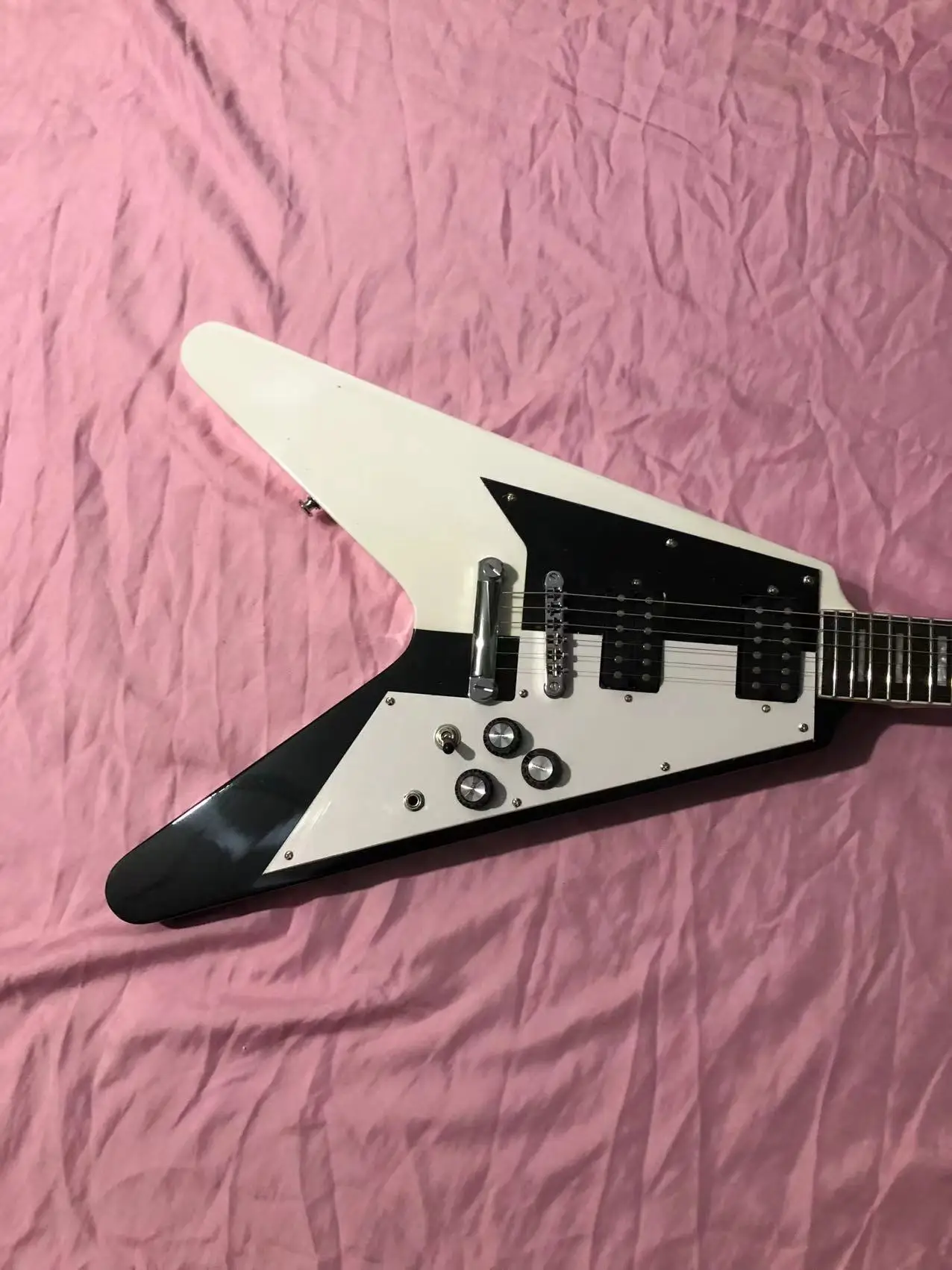 Black And White 6 String Electric Guitar Mahogany Body And Neck Chrome Hardware Free Delivery
Black And White 6 String Electric Guitar Mahogany Body And Neck Chrome Hardware Free Delivery