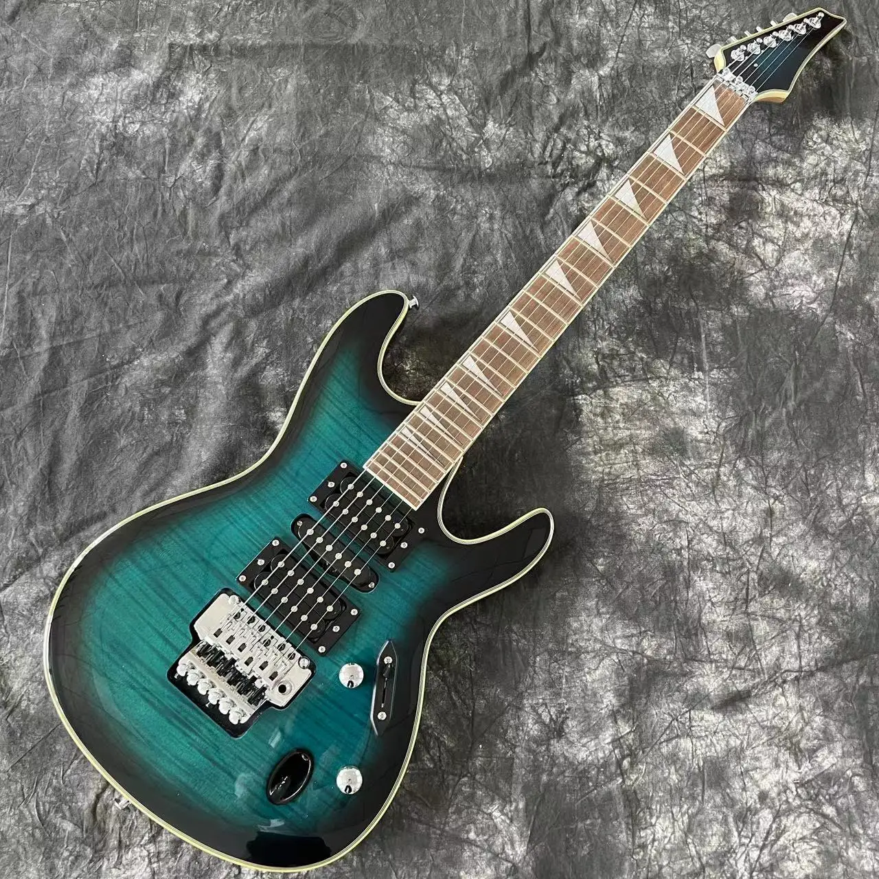 Electric Guitar Blue color tiger flame maple top 6 stings guitar Basswood body
Electric Guitar Blue color tiger flame maple top 6 stings guitar Basswood body