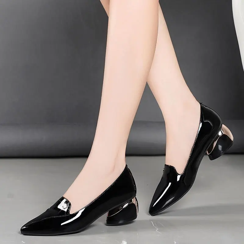 Real soft leather large single shoes women's middle heel thick heel 2020 new patent leather British single shoes patent leather
Real soft leather large single shoes women's middle heel thick heel 2020 new patent leather British single shoes patent leather