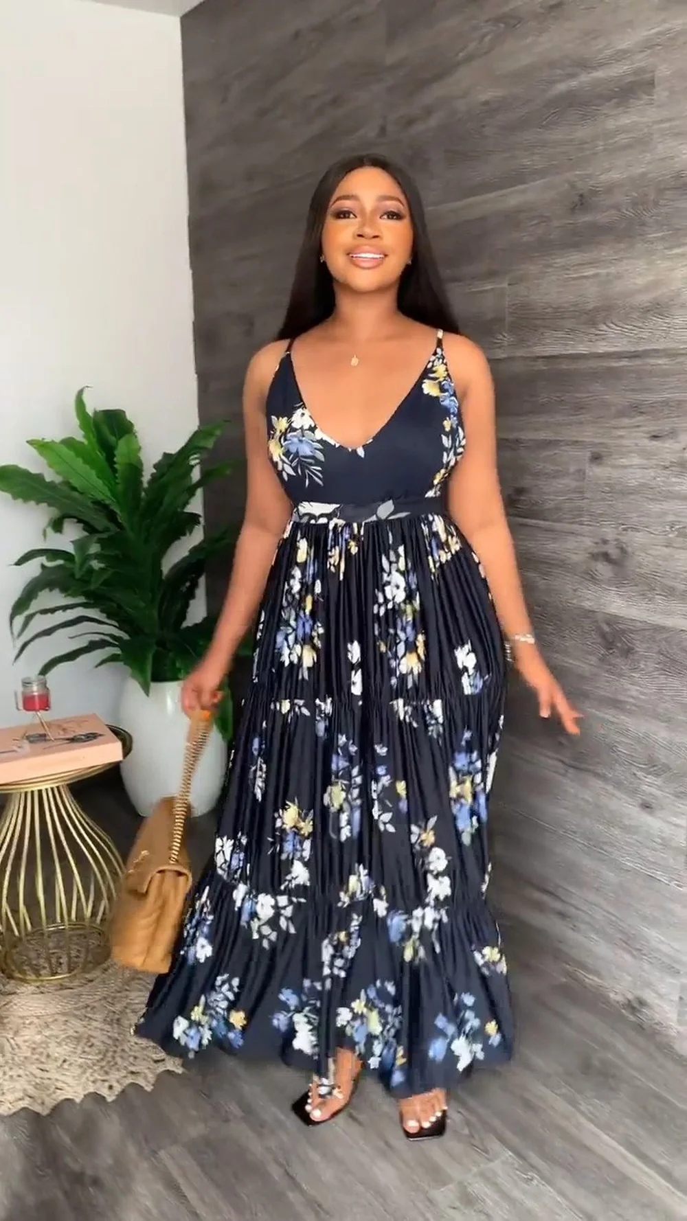 Летнее пикантное Цветочное платье с открытой спиной, женское модное пляжное длинное плиссированное платье на бретелях с открытой спиной дл...
Летнее пикантное Цветочное платье с открытой спиной, женское модное пляжное длинное плиссированное платье на бретелях с открытой спиной дл...