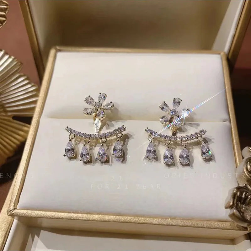 S925 Silver Needle Shake Sonic Boom Micro Inlaid Flowers Temperament Match Water Drop Flowers A Pair Of Women Wearing Earrings
S925 Silver Needle Shake Sonic Boom Micro Inlaid Flowers Temperament Match Water Drop Flowers A Pair Of Women Wearing Earrings