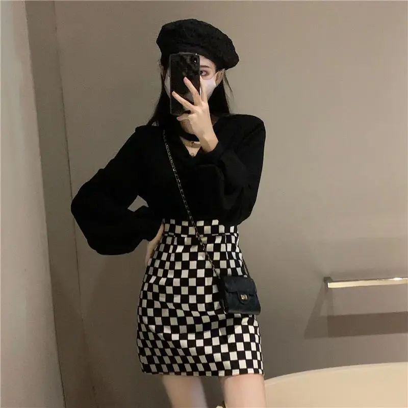 2023 Retro Suit New Hollow Pleated Long-sleeved Top High Waist Half-body Skirt Female Design Sense Two-piece Y2K
2023 Retro Suit New Hollow Pleated Long-sleeved Top High Waist Half-body Skirt Female Design Sense Two-piece Y2K