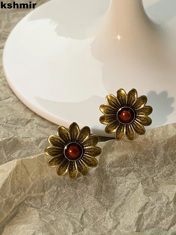 kshmir French flowers middle small stud female retro metal earrings Europe and America simple fashion earrings
kshmir French flowers middle small stud female retro metal earrings Europe and America simple fashion earrings