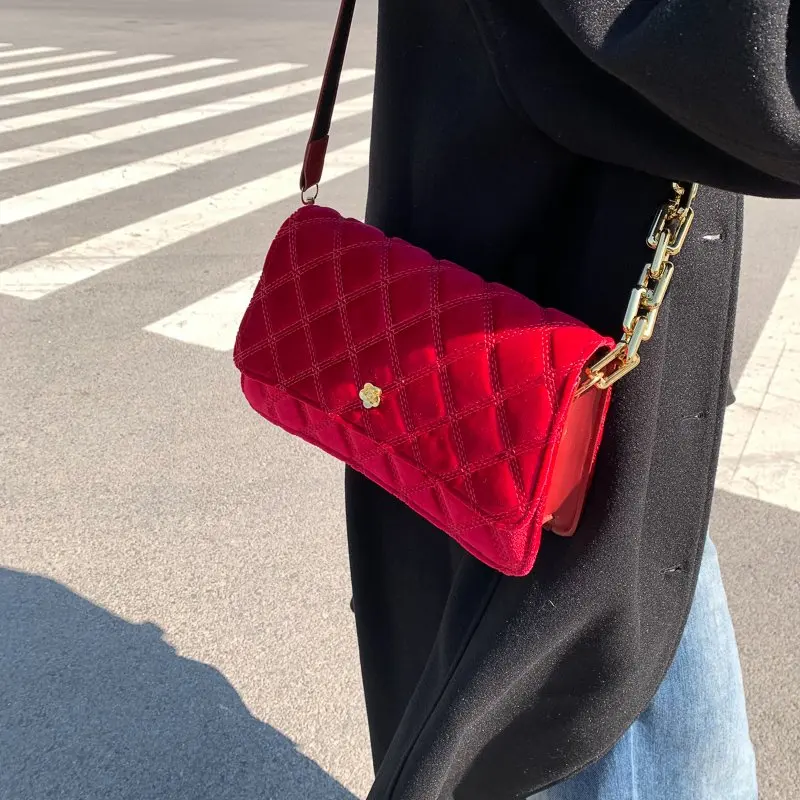 Luxury lady handbag designer shoulder bag retro velvet evening clutch bag messenger lady
Luxury lady handbag designer shoulder bag retro velvet evening clutch bag messenger lady