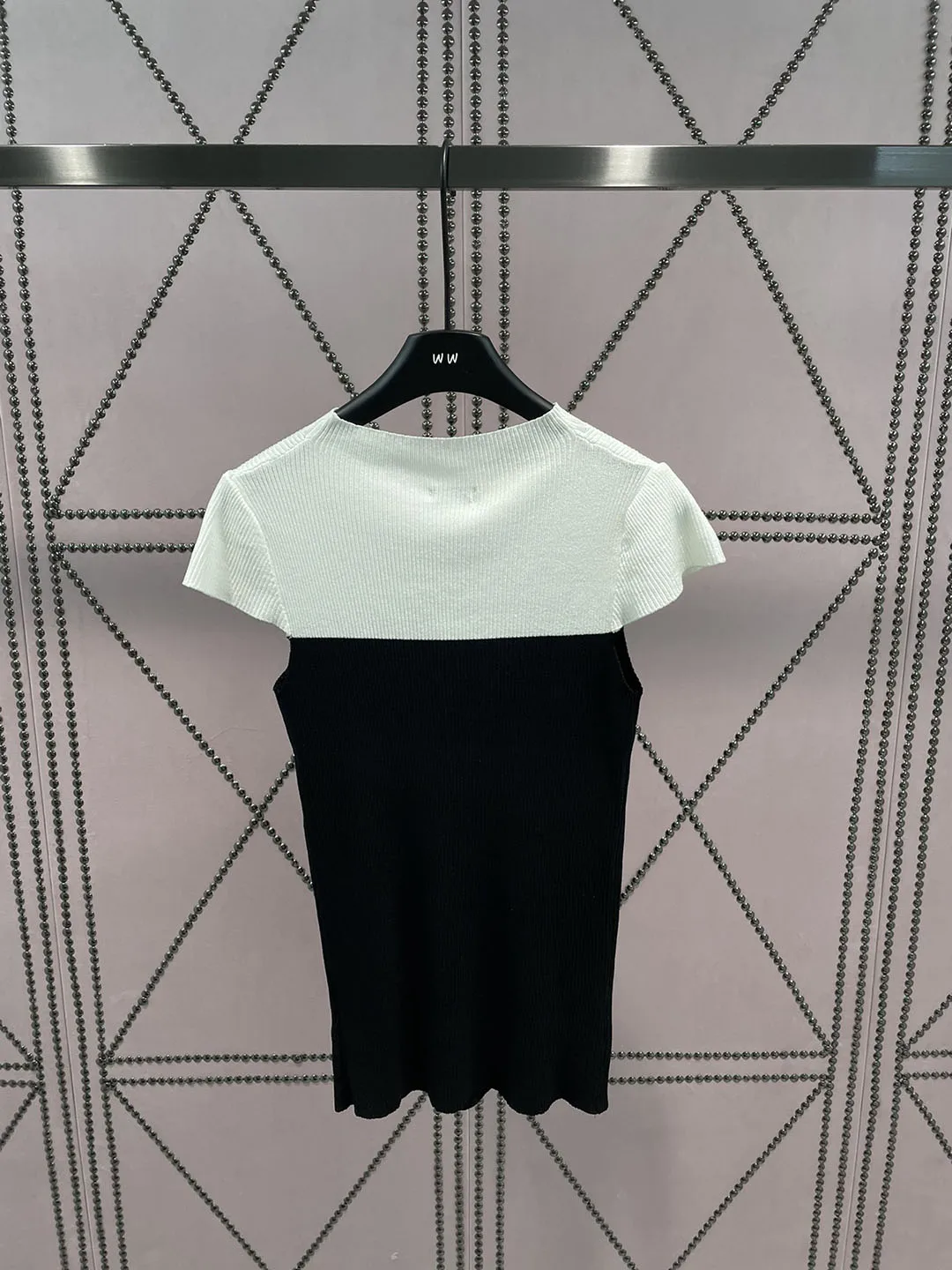 23 Summer New Half High Collar Embroidery Letter Black and White Spliced Pure Cotton Short Sleeve T-shirt
23 Summer New Half High Collar Embroidery Letter Black and White Spliced Pure Cotton Short Sleeve T-shirt
