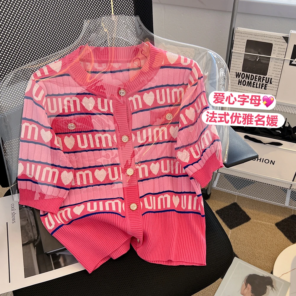 New Summer Pink Short Knit Sweater Women's Letter Button Loose Long-sleeved Knitted Top Cropped Sweater Women Love Cardigans
New Summer Pink Short Knit Sweater Women's Letter Button Loose Long-sleeved Knitted Top Cropped Sweater Women Love Cardigans