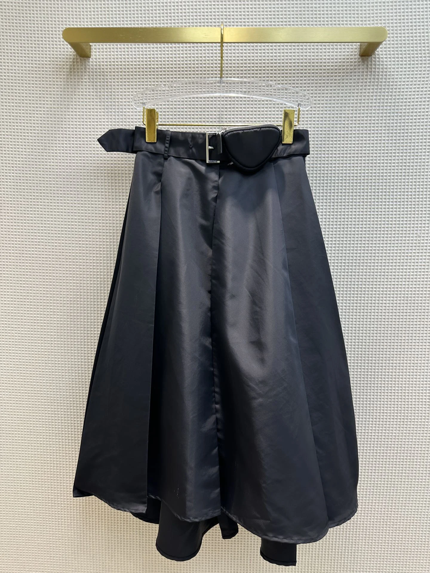 The triangular embellished pleated long skirt comes with A handsome classic mid-length A-line skirt7.3
The triangular embellished pleated long skirt comes with A handsome classic mid-length A-line skirt7.3