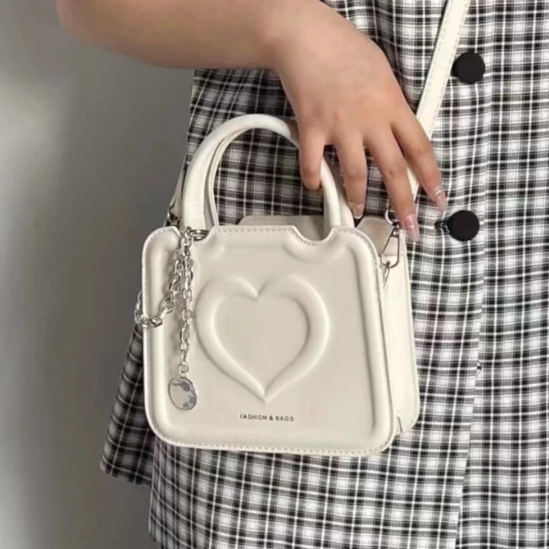 Милая женская маленькая квадратная сумка через плечо в форме сердца, однотонные женские сумки на цепочке через плечо, женский клатч из искусственной кожи, сумочки
Милая женская маленькая квадратная сумка через плечо в форме сердца, однотонные женские сумки на цепочке через плечо, женский клатч из искусственной кожи, сумочки