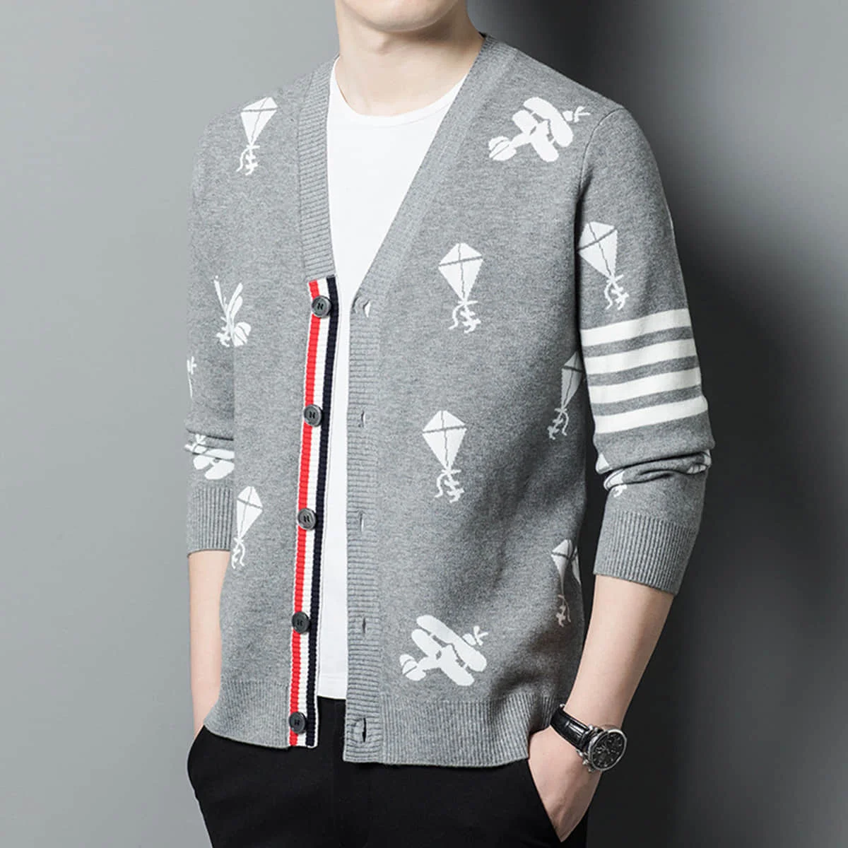 Mens Cardigan Luxury TB Fashion Brand Kite Jacquard Thom 4 Bar Funmix Sweaters Male Slim Fit V-Neck Striped Street Wear Cardigan
Mens Cardigan Luxury TB Fashion Brand Kite Jacquard Thom 4 Bar Funmix Sweaters Male Slim Fit V-Neck Striped Street Wear Cardigan