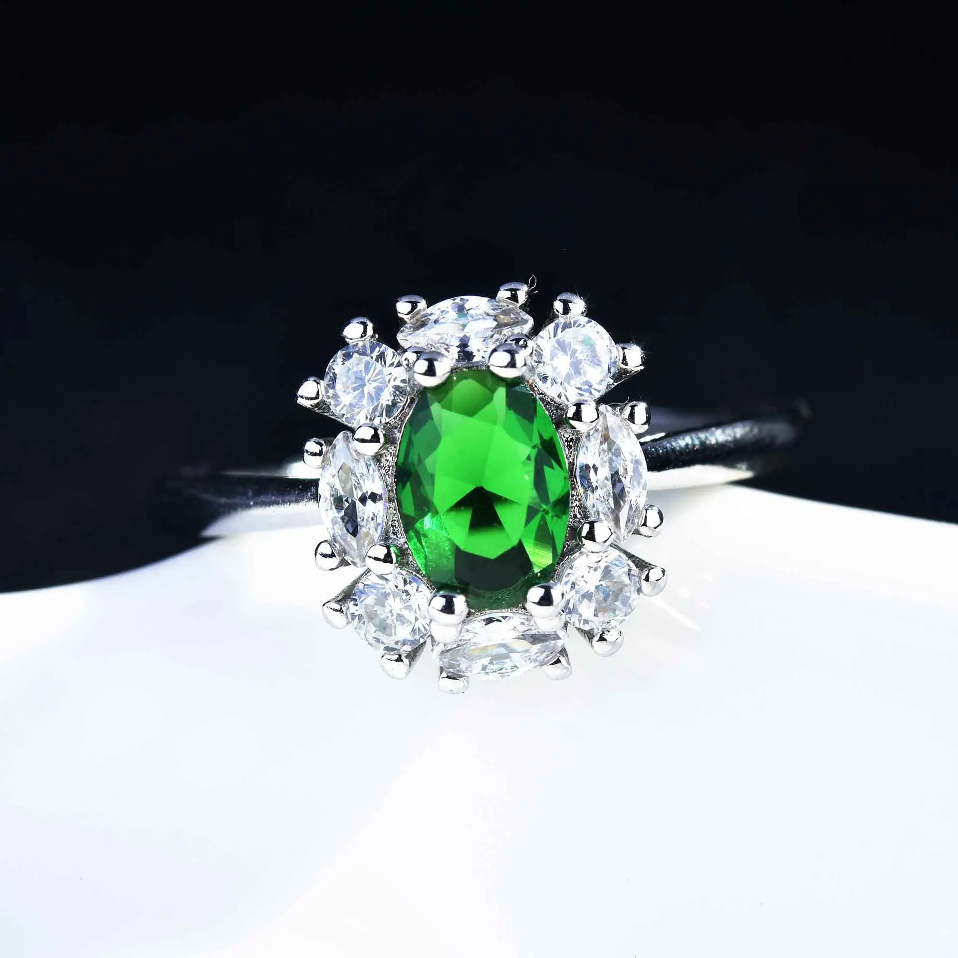 Simulated emerald emerald colored treasure ring female Princess Diana style full diamond group inlaid open ring 
Simulated emerald emerald colored treasure ring female Princess Diana style full diamond group inlaid open ring